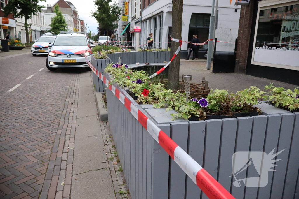 Zwaargewonden bij steekincident, politie opent klopjacht