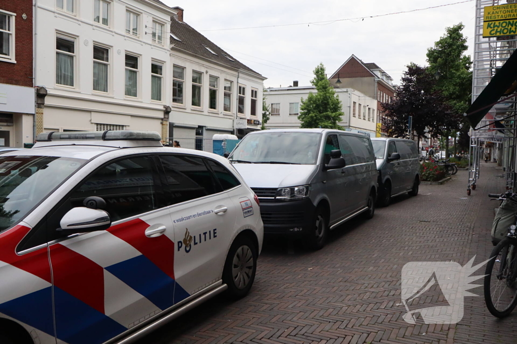 Zwaargewonden bij steekincident, politie opent klopjacht