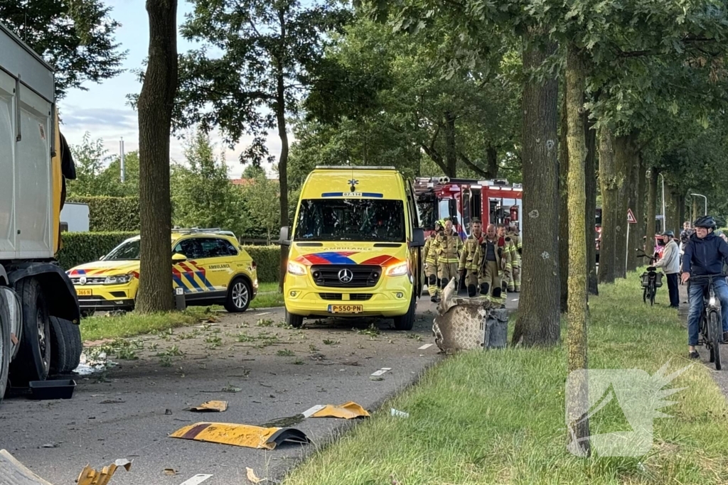 Ravage nadat vrachtwagen tegen boom klapt