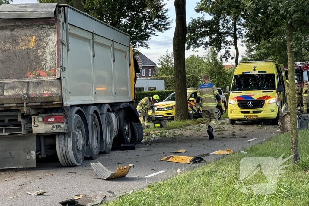 Ravage nadat vrachtwagen tegen boom klapt