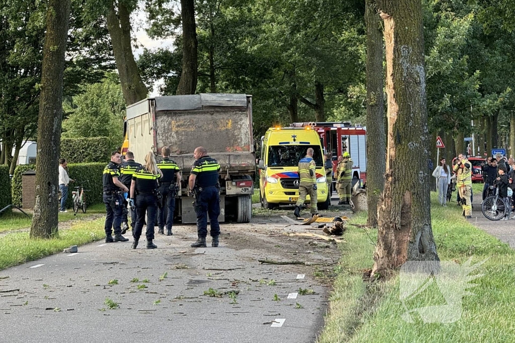 Ravage nadat vrachtwagen tegen boom klapt