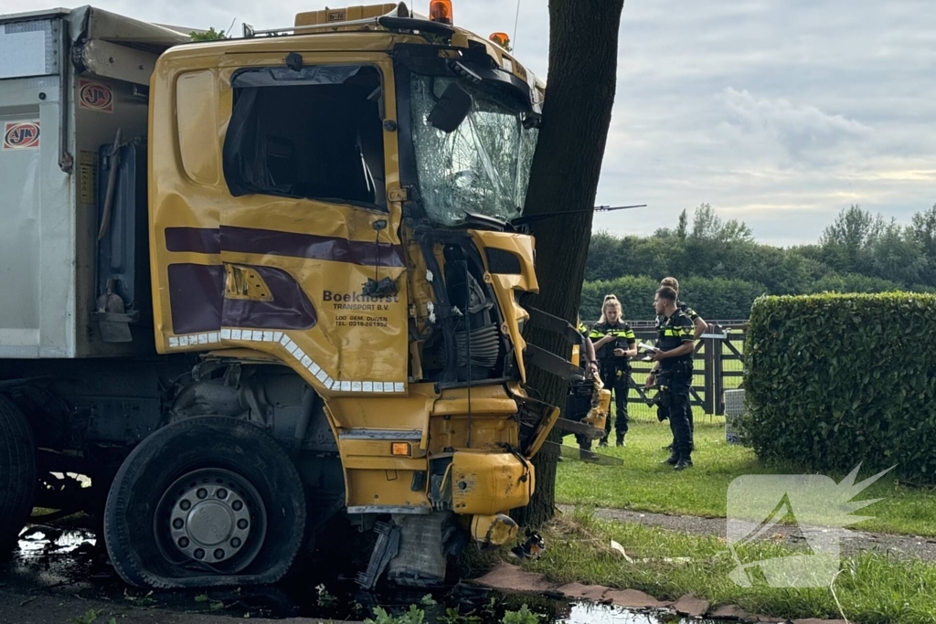 Ravage nadat vrachtwagen tegen boom klapt