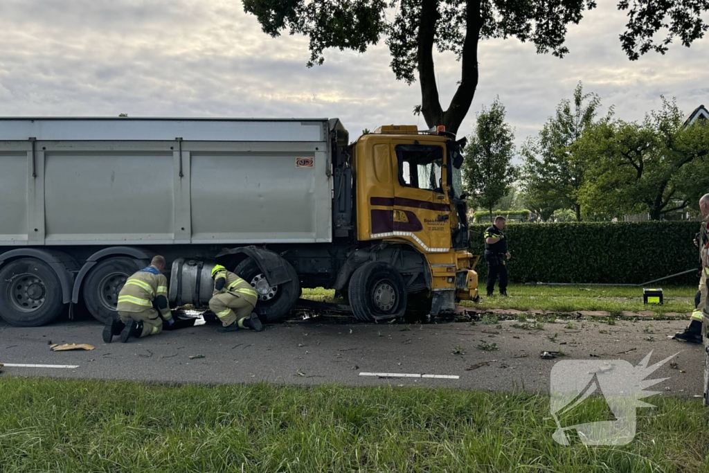 Ravage nadat vrachtwagen tegen boom klapt