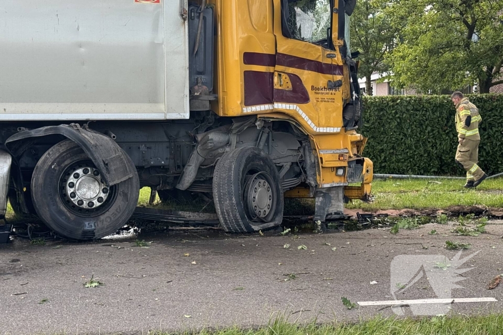 Ravage nadat vrachtwagen tegen boom klapt