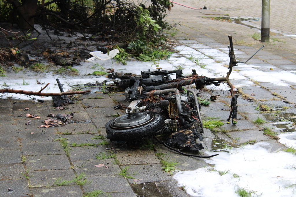 Scooter volledig uitgebrand, politie doet onderzoek