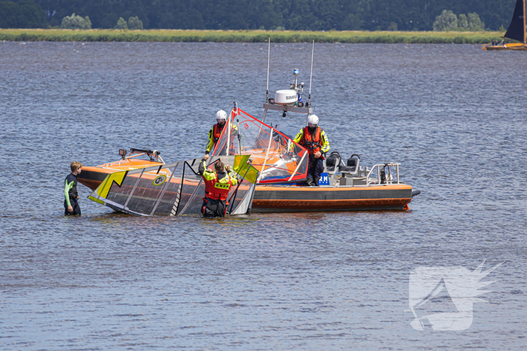 Drie jonge surfers gered op het Gooimeer