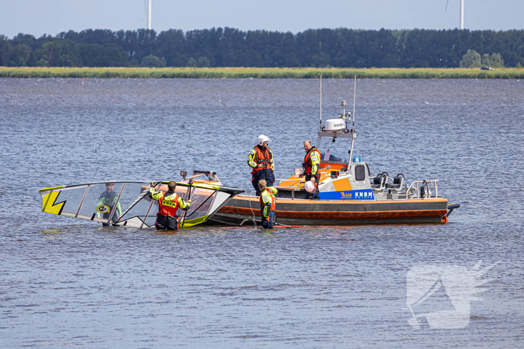 Drie jonge surfers gered op het Gooimeer