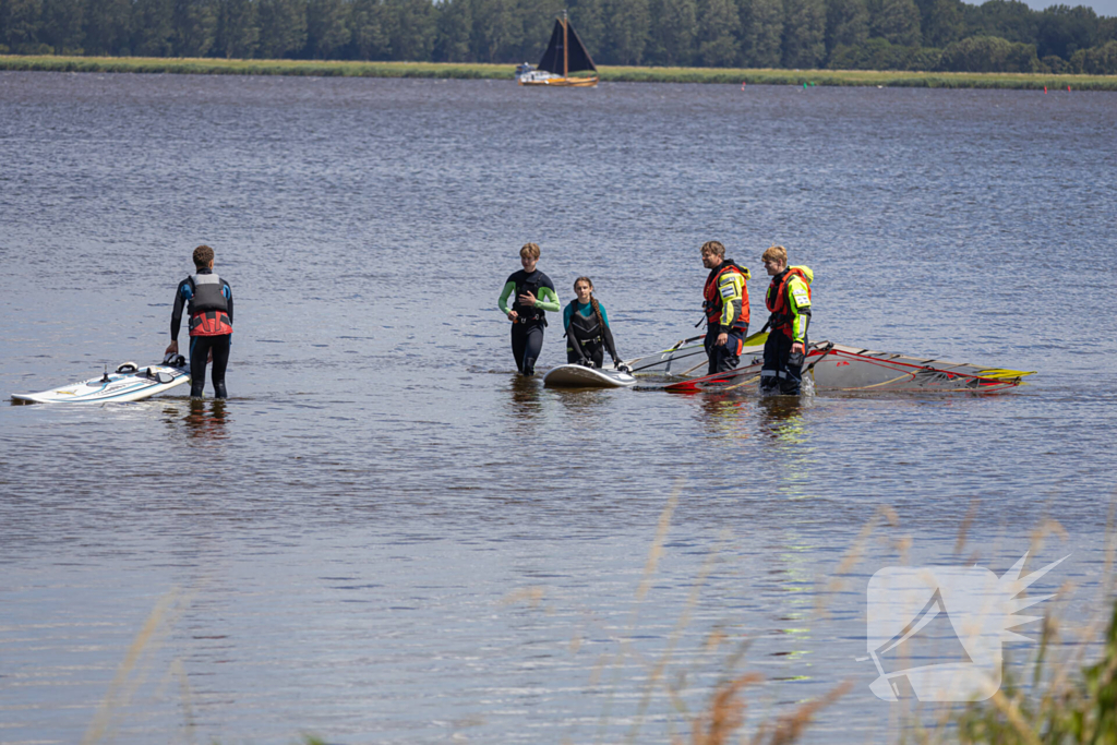 Drie jonge surfers gered op het Gooimeer