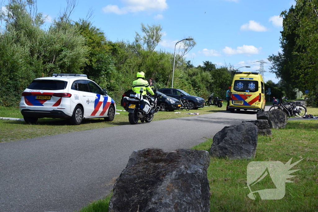 Racefietser knalt achterop fietser