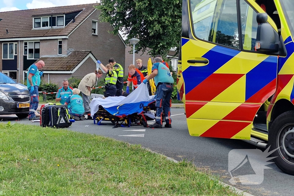 Fietser ernstig gewond na harde botsing met auto