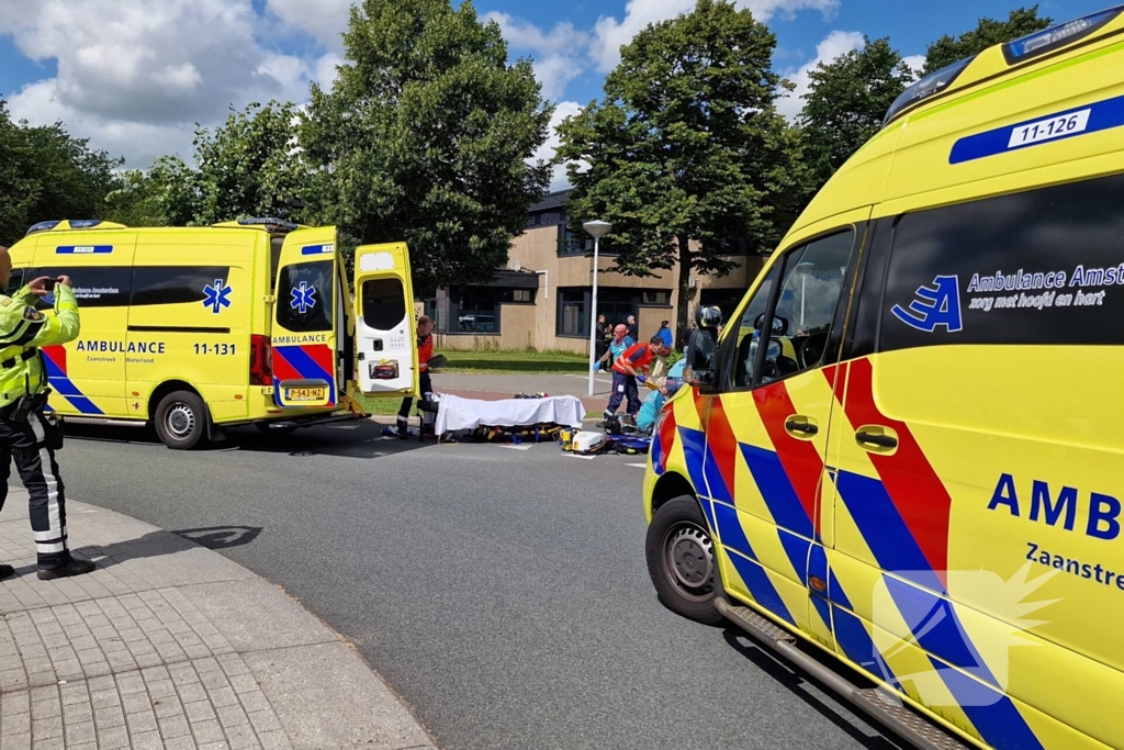 Fietser ernstig gewond na harde botsing met auto