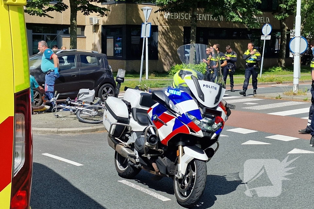 Fietser ernstig gewond na harde botsing met auto