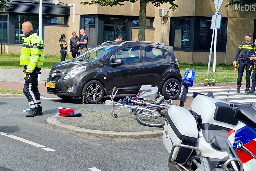 Fietser ernstig gewond na harde botsing met auto