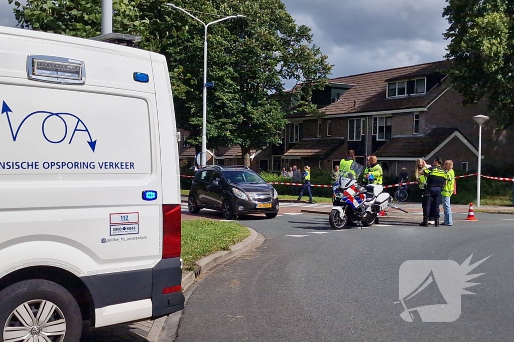 Fietser ernstig gewond na harde botsing met auto