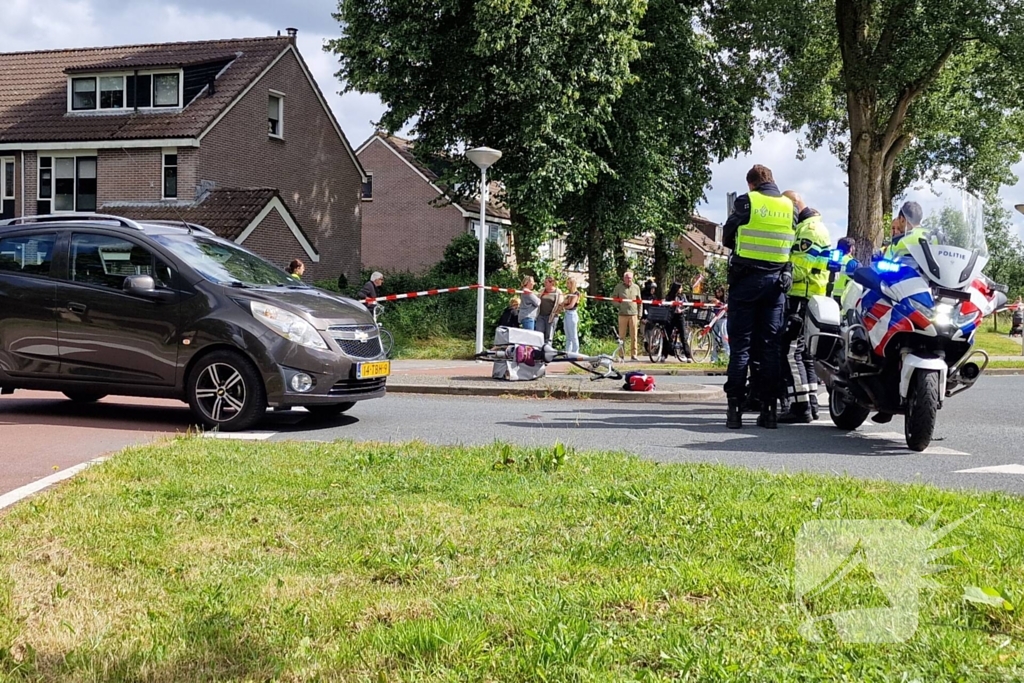 Fietser ernstig gewond na harde botsing met auto