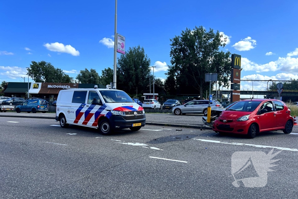 Veel schade na ongeval met twee voertuigen