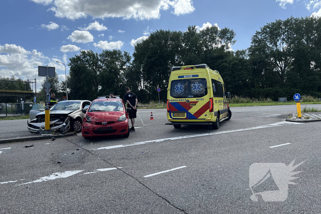 Veel schade na ongeval met twee voertuigen