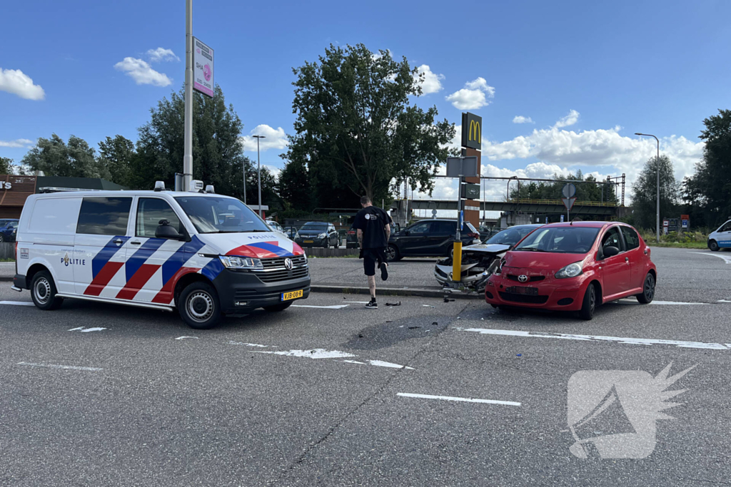 Veel schade na ongeval met twee voertuigen