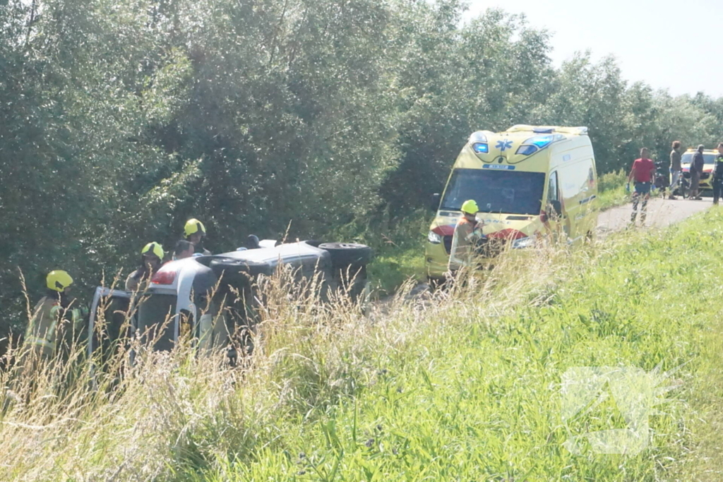 Auto raakt van de weg en belandt op zijkant