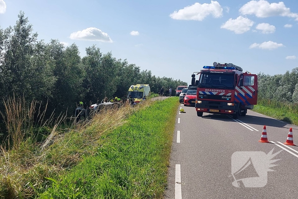 Auto raakt van de weg en belandt op zijkant