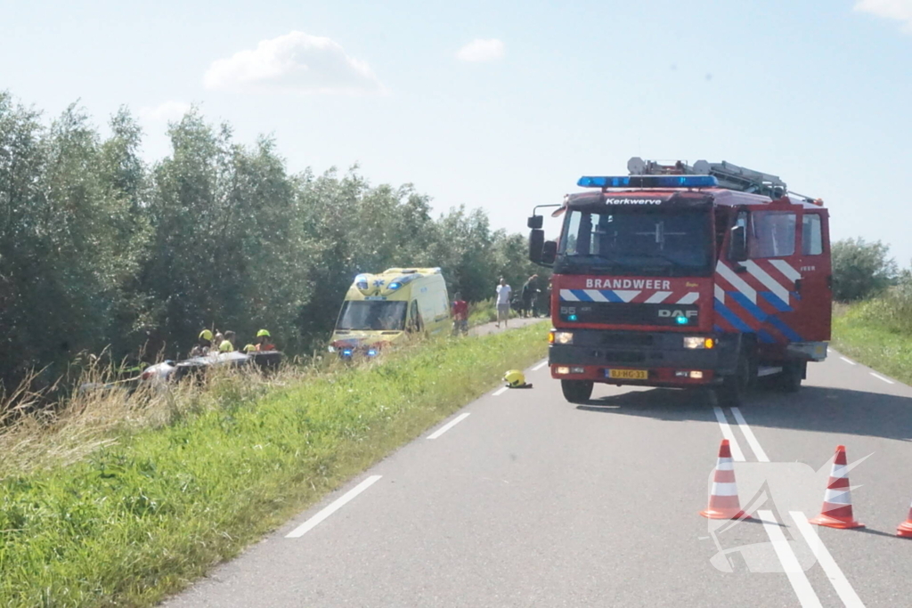 Auto raakt van de weg en belandt op zijkant