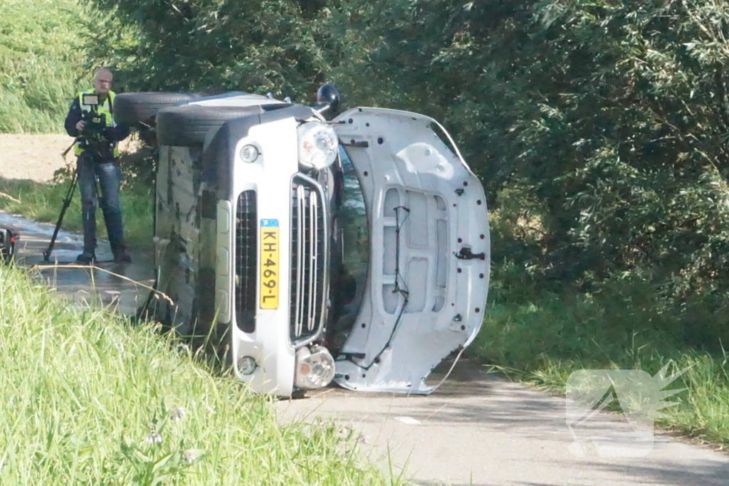 Auto raakt van de weg en belandt op zijkant