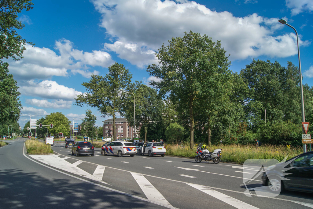 Twee voertuigen botsen achterop elkaar