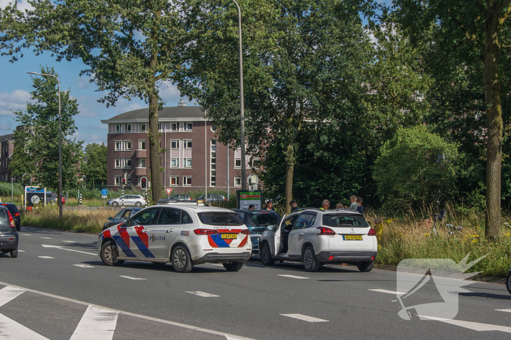 Twee voertuigen botsen achterop elkaar