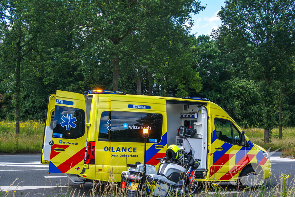 Twee voertuigen botsen achterop elkaar