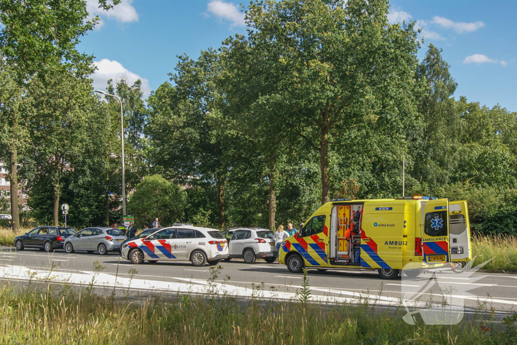 Twee voertuigen botsen achterop elkaar