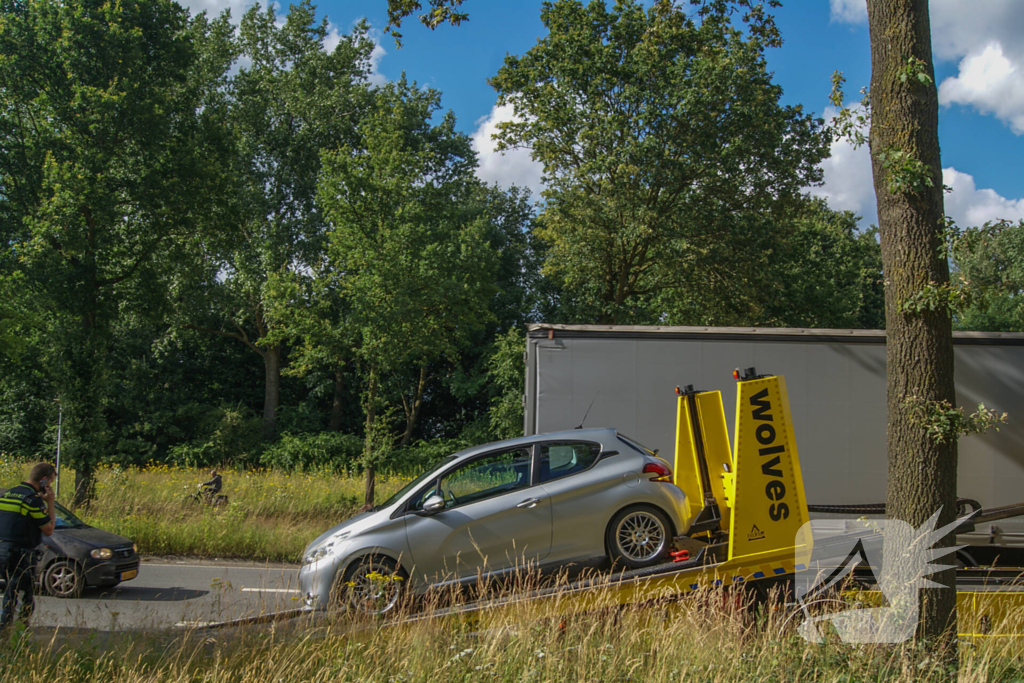 Twee voertuigen botsen achterop elkaar