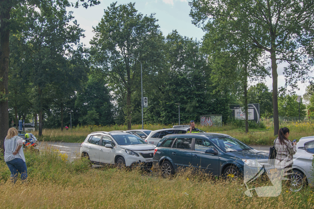 Twee voertuigen botsen achterop elkaar