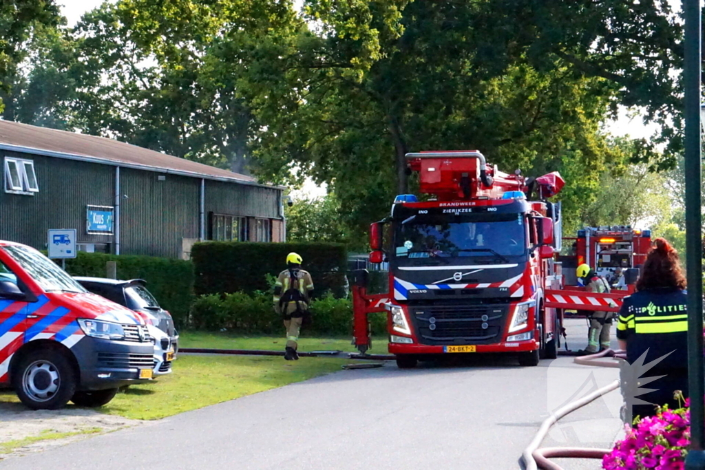 Brandweer blust brandende schuur