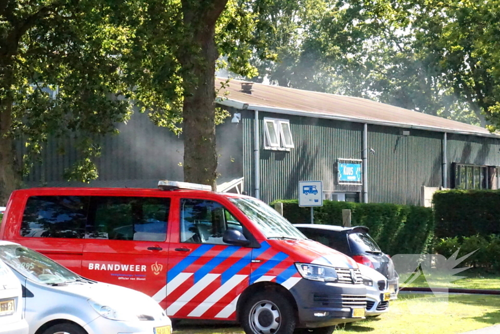 Brandweer blust brandende schuur