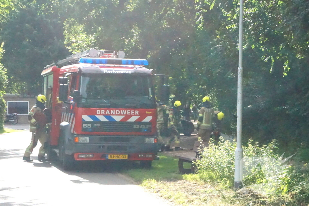 Brandweer blust brandende schuur