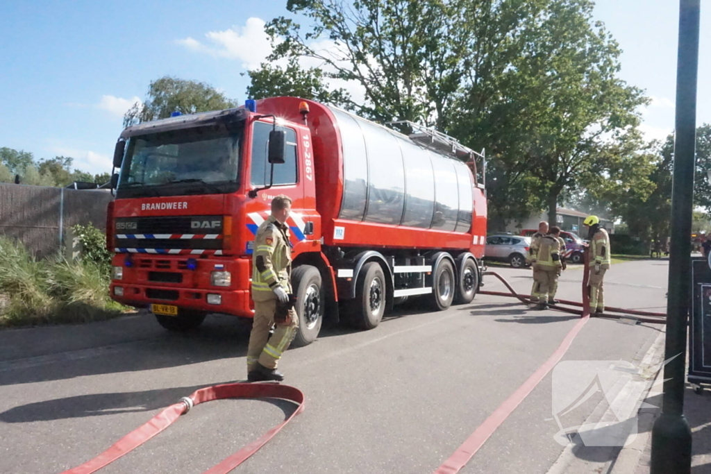 Brandweer blust brandende schuur