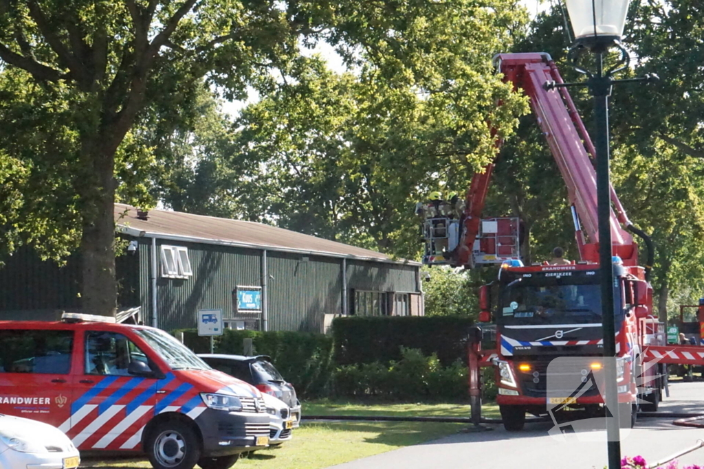 Brandweer blust brandende schuur