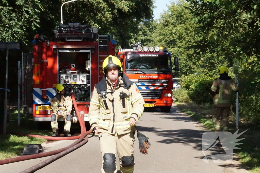 Brandweer blust brandende schuur