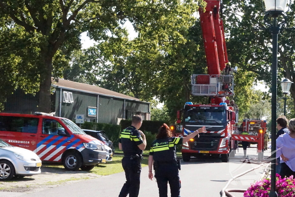 Brandweer blust brandende schuur