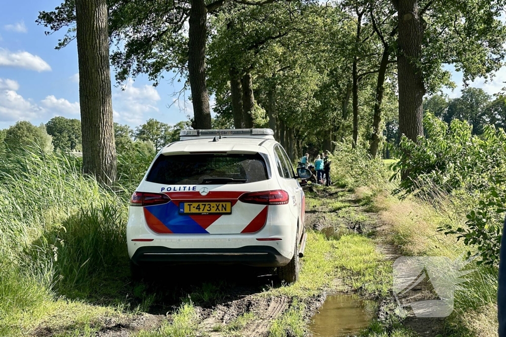 Crossmotorrijder gaat over de kop en raakt gewond