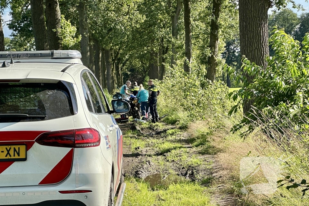 Crossmotorrijder gaat over de kop en raakt gewond