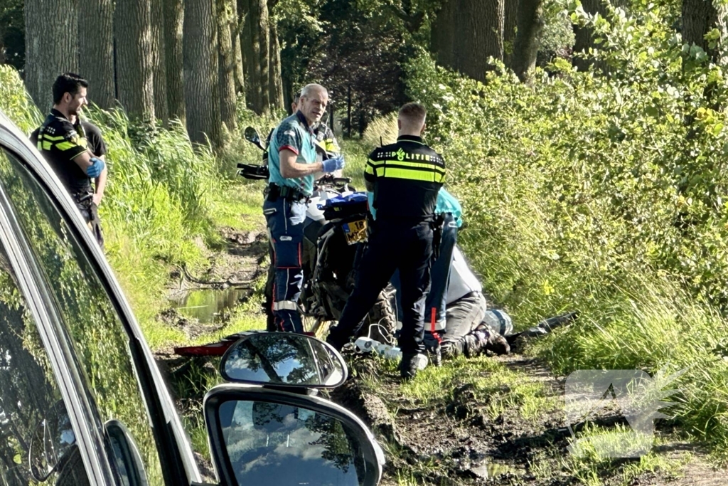 Crossmotorrijder gaat over de kop en raakt gewond