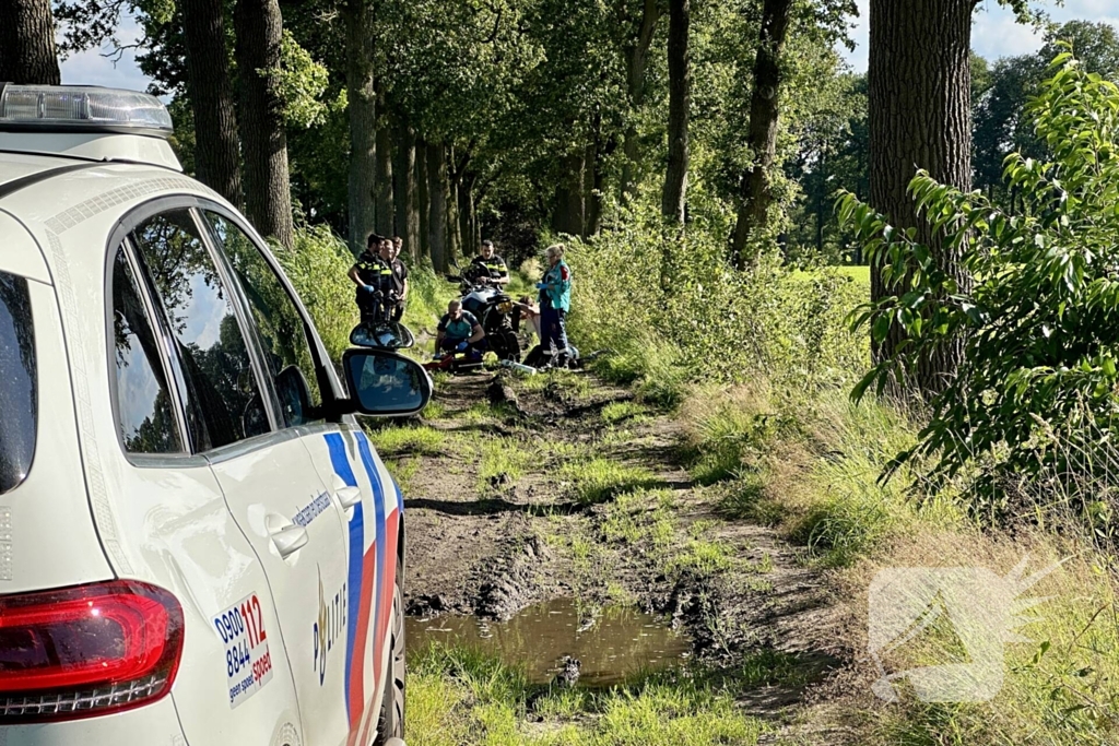 Crossmotorrijder gaat over de kop en raakt gewond