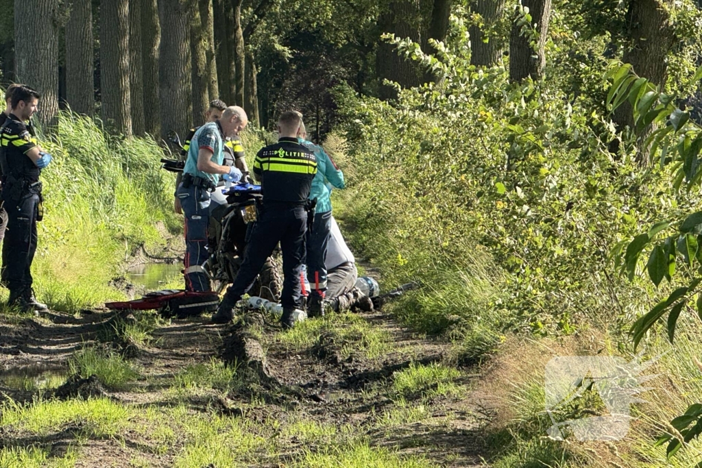 Crossmotorrijder gaat over de kop en raakt gewond