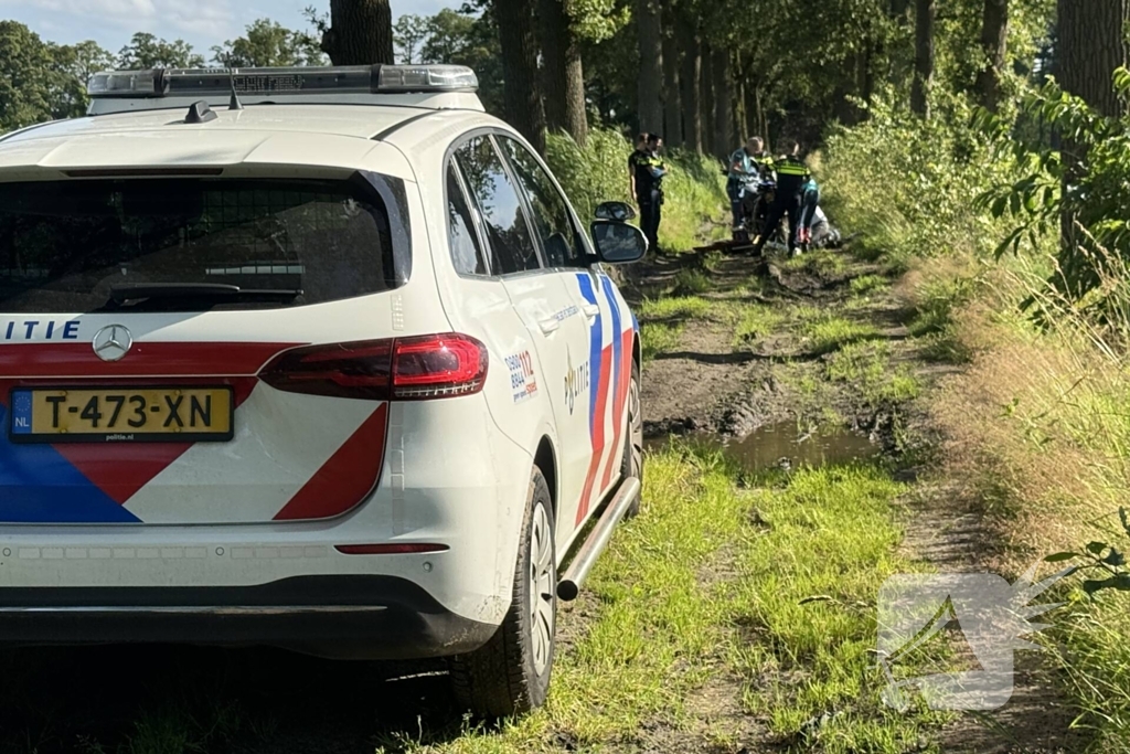 Crossmotorrijder gaat over de kop en raakt gewond