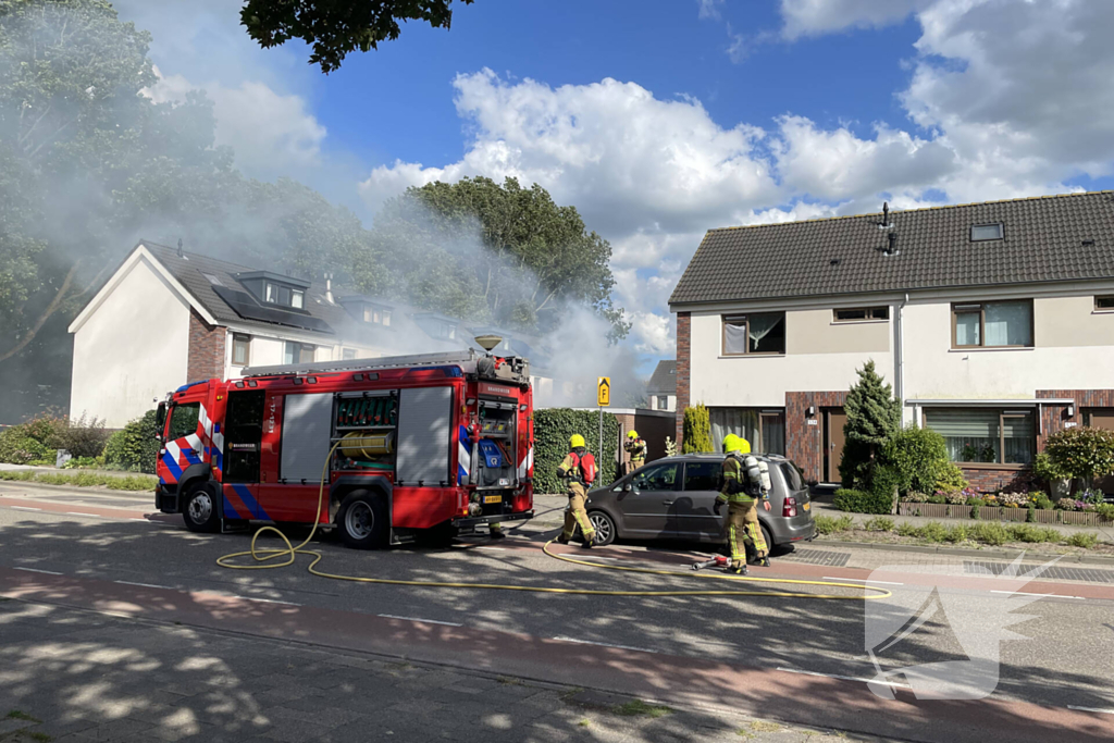 Schuurbrand zorgt voor flinke rookontwikkeling