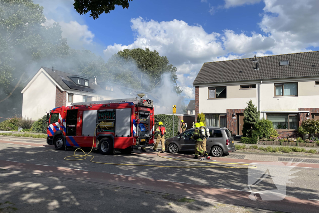 Schuurbrand zorgt voor flinke rookontwikkeling