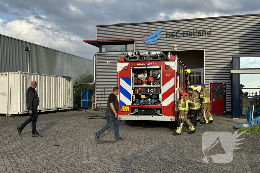 Veel rook in bedrijfshal door brand in zeecontainer