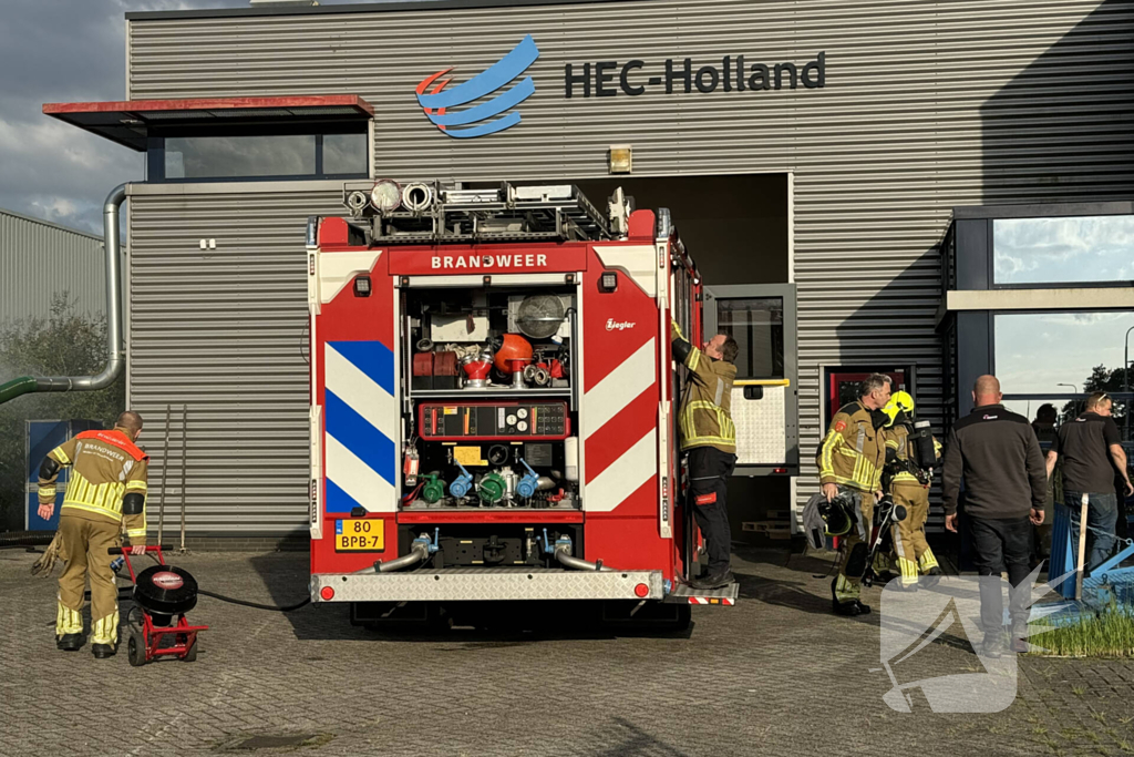 Veel rook in bedrijfshal door brand in zeecontainer