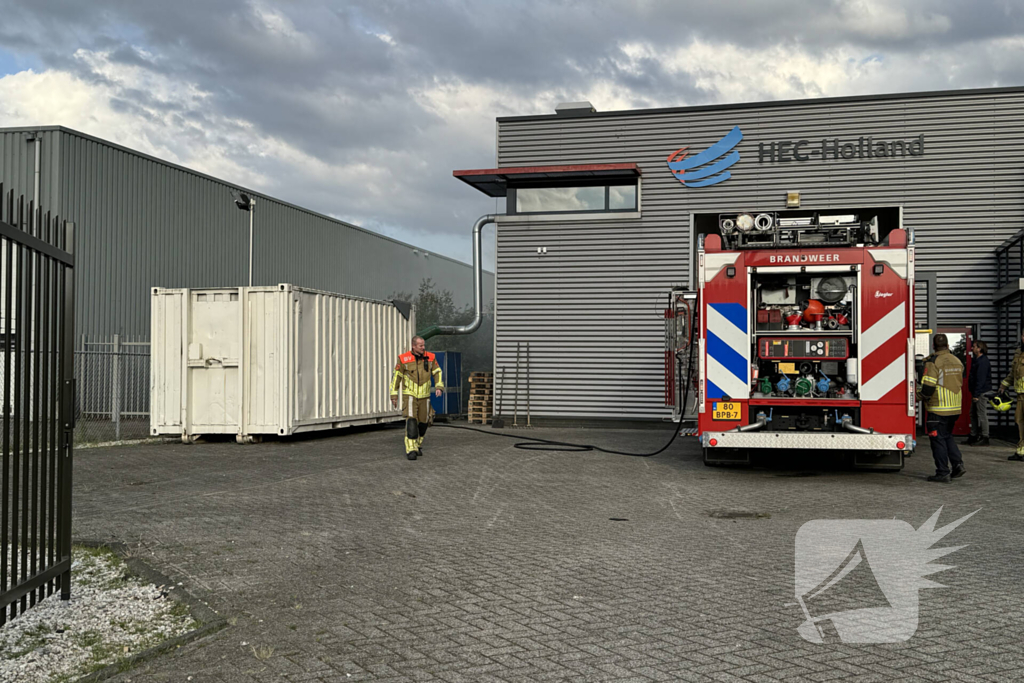 Veel rook in bedrijfshal door brand in zeecontainer